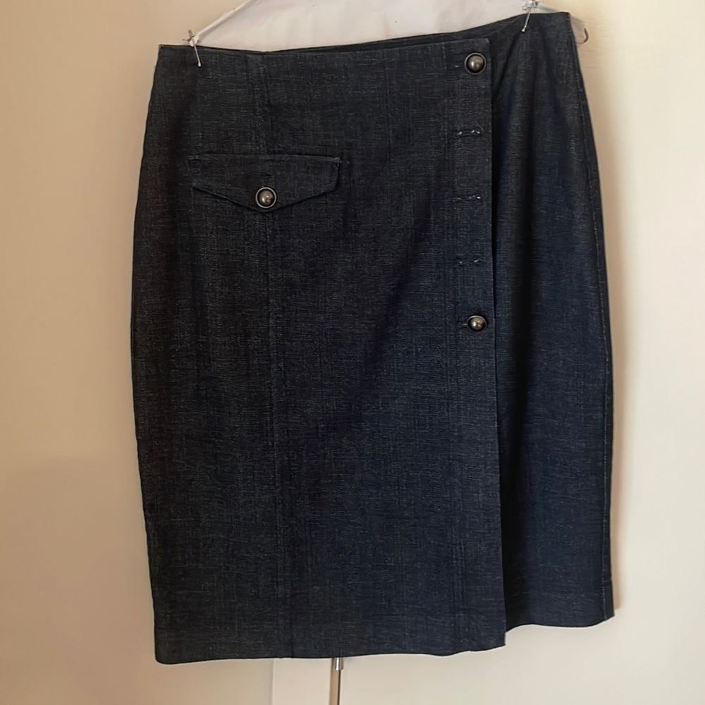 Knee length navy blue skirt. Nice button details. Size 8
